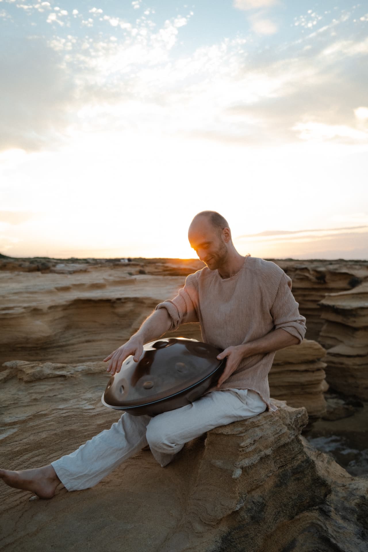 Malte spielt Handpan im Licht des Sonnenuntergangs