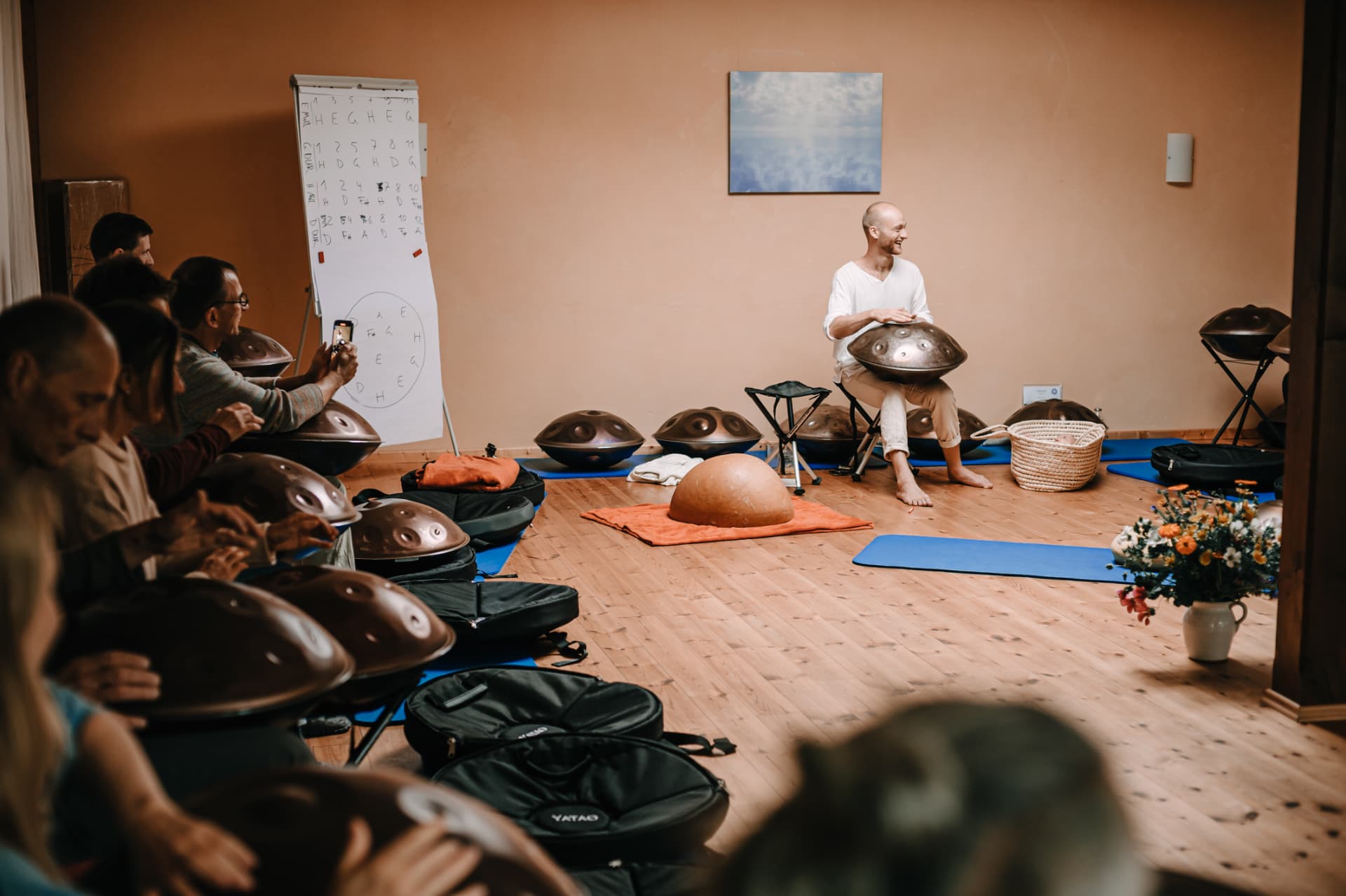 Bild von Menschen, die zum ersten Mal eine Handpan spielen