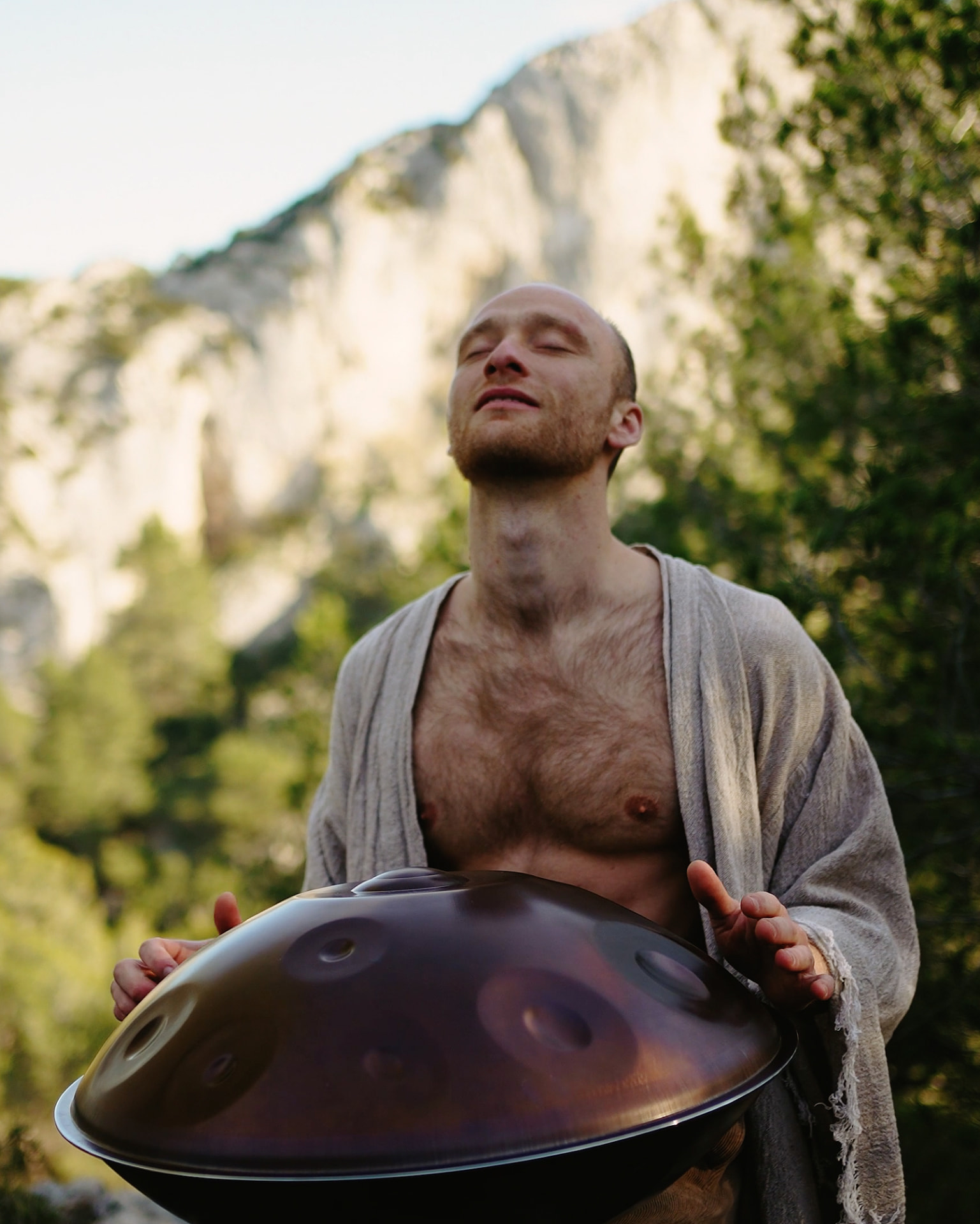 Malte vertieft sich in den Klang seiner Handpan