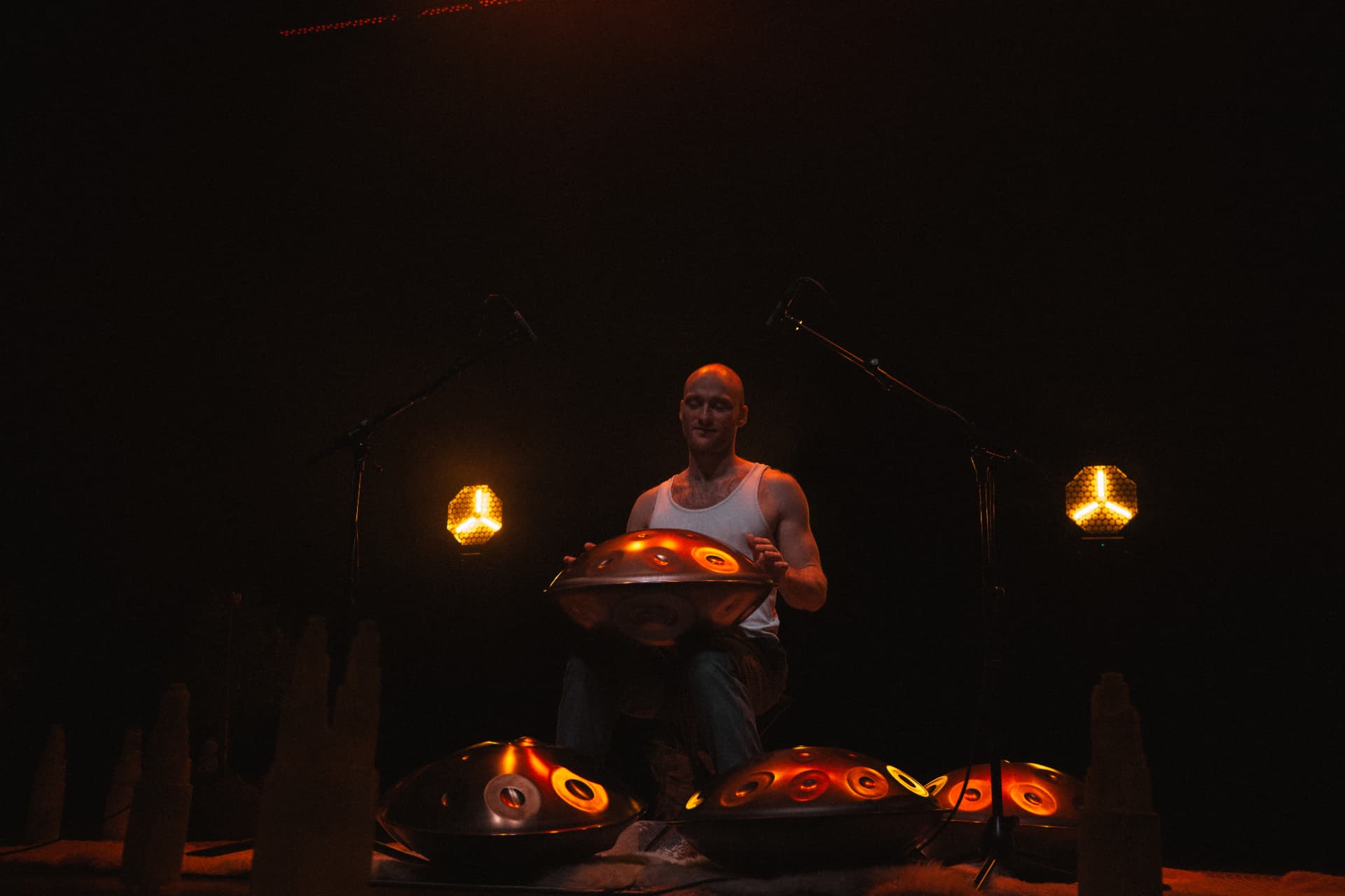 Malte spielt Handpan vor Publikum bei einem Konzert