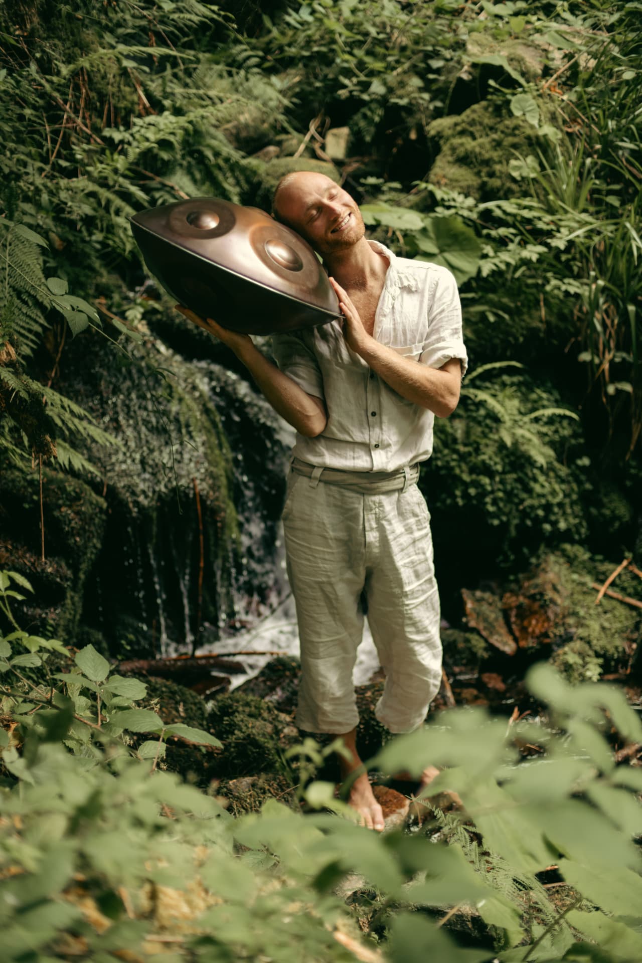 Malte mit seiner Handpan im Wald